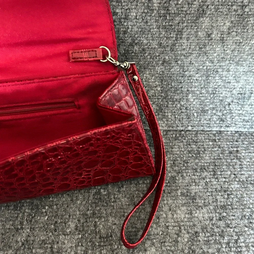 Red Faux Crocodile Embossed Patent Wristlet Clutch Evening Bag Magnetic Snap